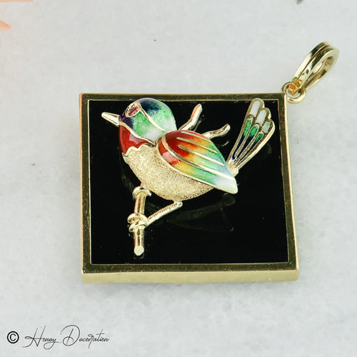 Pendentif Pendentif - Onyx et oiseau émaillé en or jaune 18 carats 58 Facettes 1909
