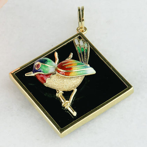 Pendentif Pendentif - Or jaune 18 carats, onyx et oiseau émaillé 58 Facettes 1909