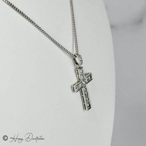 Pendentif Pendentif croix ancien en or blanc 14 carats et diamants 58 Facettes 2367