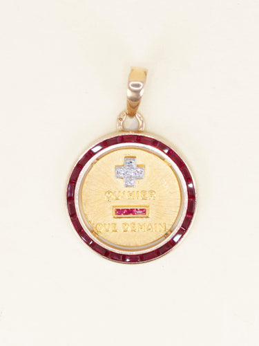 Pendentif Augis - Médaille Amour « Plus qu’hier, moins que demain » en or jaune 18 carats, rubis et diamants 58 Facettes 1121.3