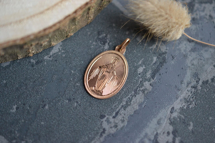 Pendentif Médaille miraculeuse ovale Vierge Marie en or rose 58 Facettes Ref295