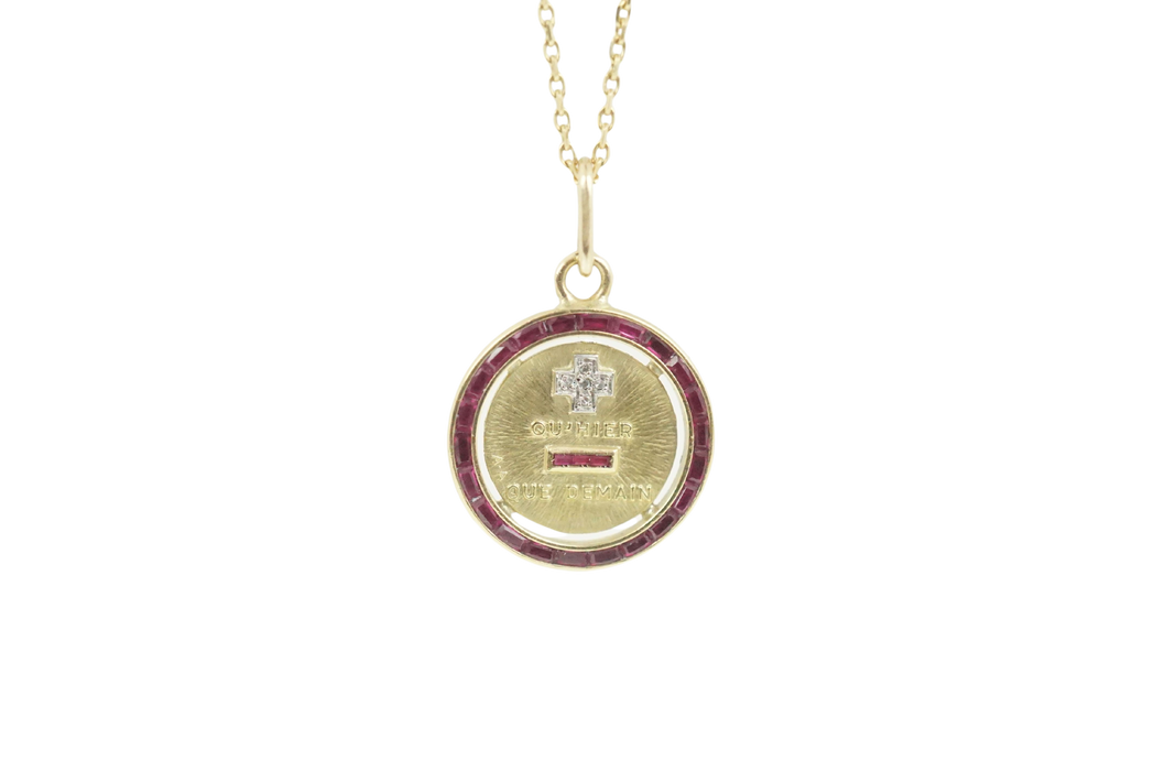 Pendentif AUGIS - Médaille or jaune rubis diamants 58 Facettes