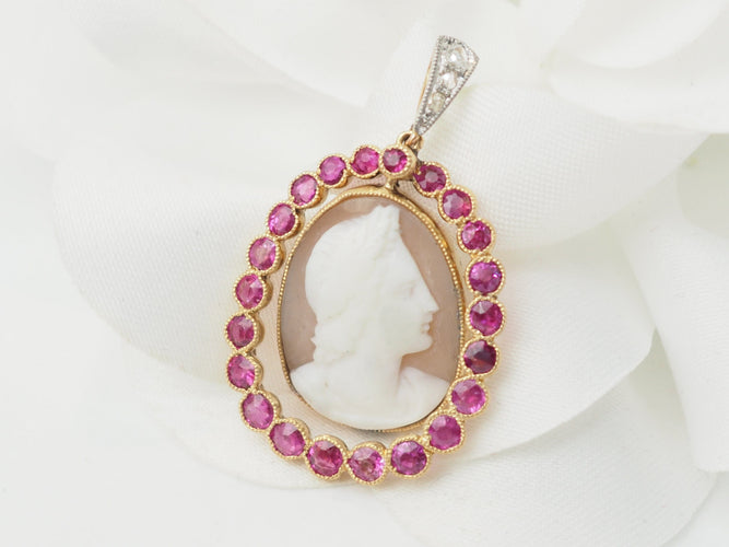 Pendentif Pendentif camée en or jaune 18 ct, rubis et diamants 58 Facettes 33399