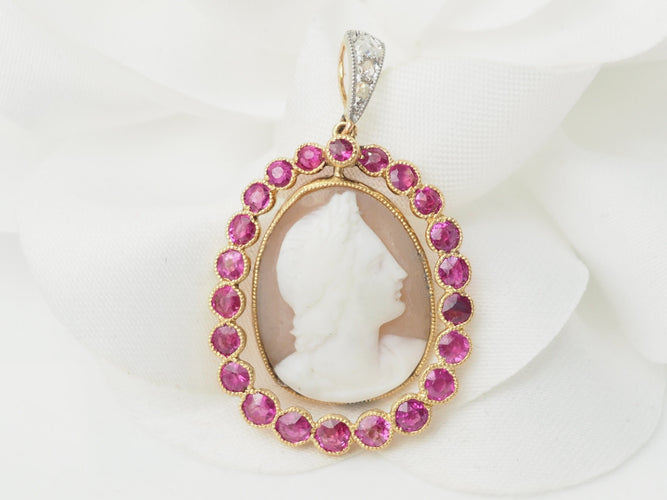 Pendentif Pendentif camée en or jaune 18 ct, rubis et diamants 58 Facettes 33399