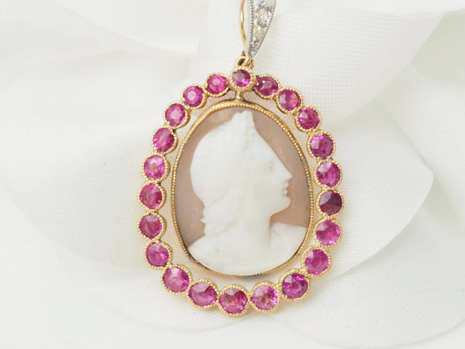 Pendentif Pendentif camée en or jaune 18 ct, rubis et diamants 58 Facettes 33399