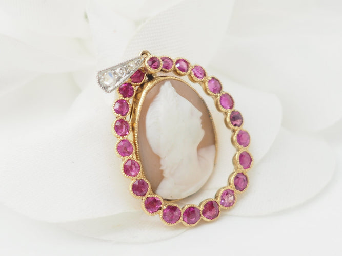 Pendentif Pendentif camée en or jaune 18 ct, rubis et diamants 58 Facettes 33399