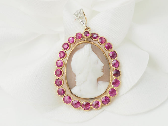 Pendentif Pendentif camée en or jaune 18 ct, rubis et diamants 58 Facettes 33399