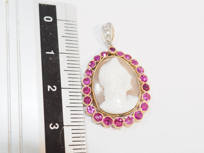 Pendentif Pendentif camée en or jaune 18 ct, rubis et diamants 58 Facettes 33399