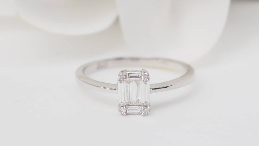 Bague 53.5 Bague solitaire en or gris 18 kt et diamants taille baguette 58 Facettes 32845