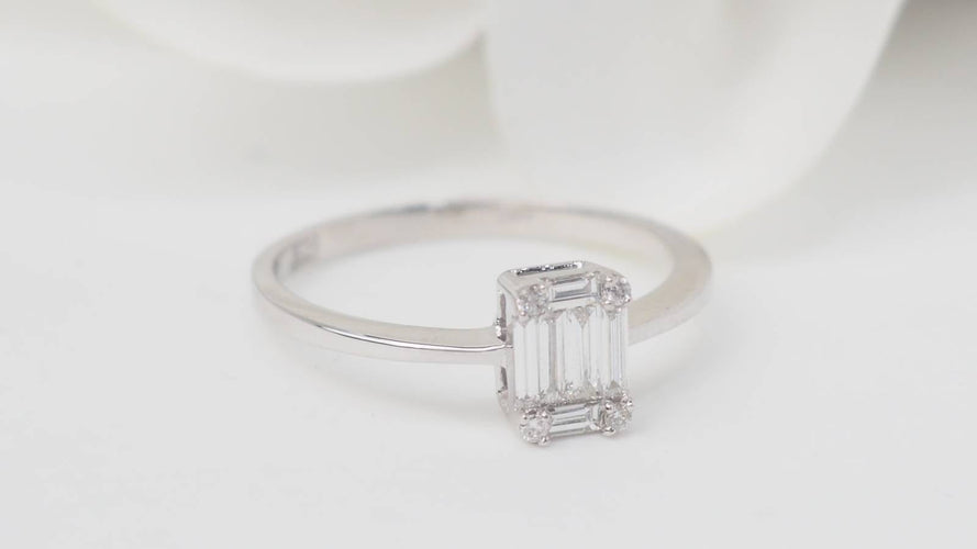 Bague 53.5 Bague solitaire en or gris 18 kt et diamants taille baguette 58 Facettes 32845