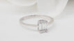 Bague 53.5 Bague solitaire en or gris 18 kt et diamants taille baguette 58 Facettes 32845