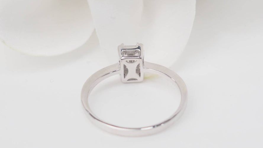 Bague 53.5 Bague solitaire en or gris 18 kt et diamants taille baguette 58 Facettes 32845