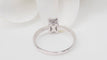 Bague 53.5 Bague solitaire en or gris 18 kt et diamants taille baguette 58 Facettes 32845
