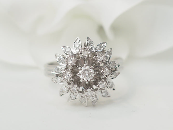 Bague 54 Bague fleur en or blanc 18 ct et diamants 58 Facettes 33233