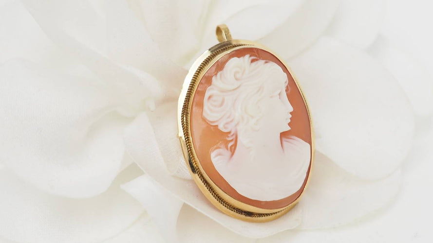 Pendentif Pendentif-broche vintage en or jaune 18 kt avec camée 58 Facettes 31783