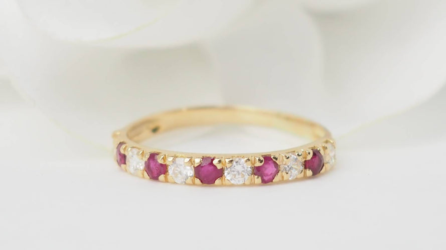 Bague 53 Demi-alliance en or jaune 18 kt, rubis et diamants 58 Facettes 32930