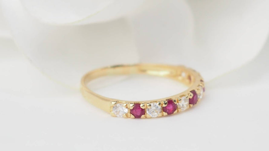 Bague 53 Demi-alliance en or jaune 18 kt, rubis et diamants 58 Facettes 32930