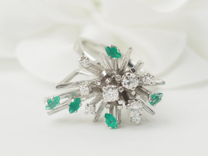 Bague 58 Bague en or blanc 18 ct avec émeraudes et diamants 58 Facettes 33303