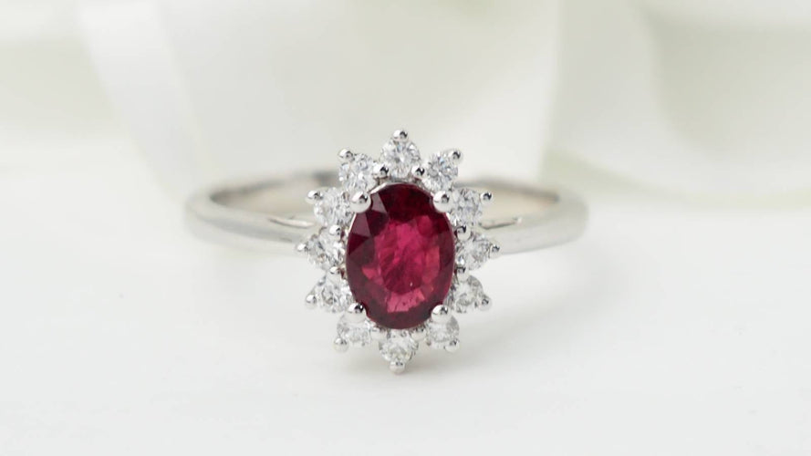 Bague 54 Bague marguerite en or blanc 18 kt, rubis et diamants 58 Facettes 32945