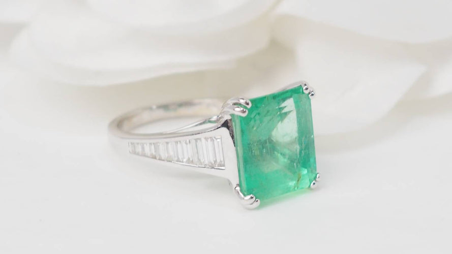 Bague 54 Bague en or blanc 18 ct avec émeraude de Colombie 7 ct et diamants 58 Facettes 32632
