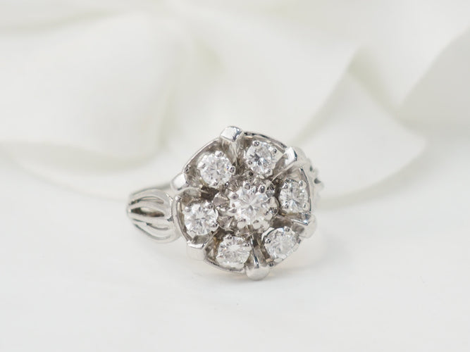 Bague 50 Bague marguerite en or blanc 18 kt et diamants 58 Facettes 33515