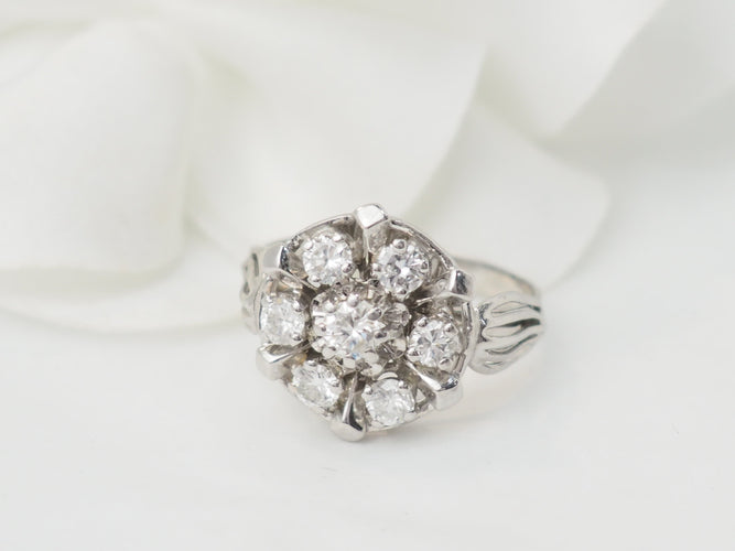Bague 50 Bague marguerite en or blanc 18 kt et diamants 58 Facettes 33515