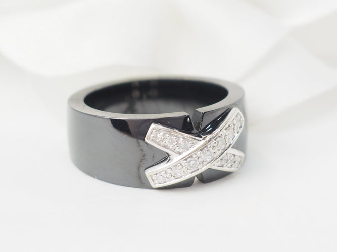 Bague 54 Bague motif Liens en or blanc 18 kt, céramique et diamants 58 Facettes 33518