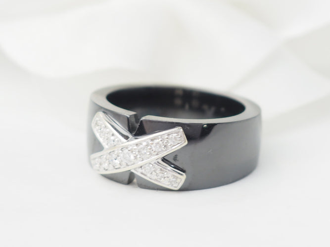 Bague 54 Bague motif Liens en or blanc 18 kt, céramique et diamants 58 Facettes 33518