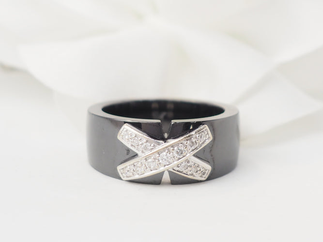 Bague 54 Bague motif Liens en or blanc 18 kt, céramique et diamants 58 Facettes 33518