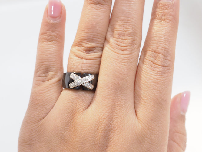 Bague 54 Bague motif Liens en or blanc 18 kt, céramique et diamants 58 Facettes 33518