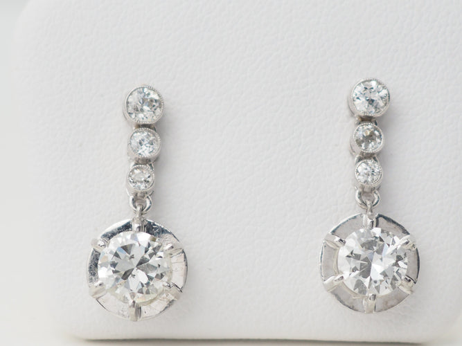 Boucles d'oreilles Paire de dormeuses anciennes en or blanc 18 ct et diamants 58 Facettes 32108
