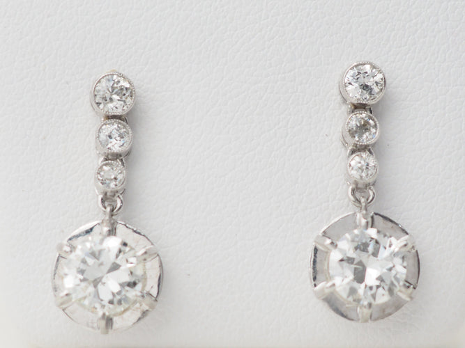 Boucles d'oreilles Paire de dormeuses anciennes en or blanc 18 ct et diamants 58 Facettes 32108