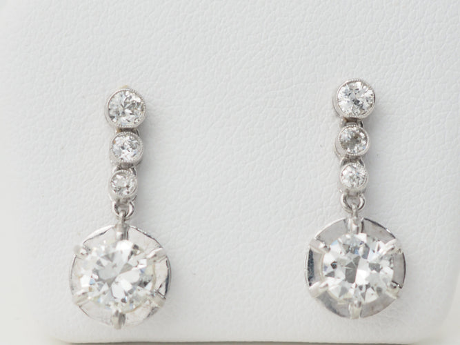 Boucles d'oreilles Paire de dormeuses anciennes en or blanc 18 ct et diamants 58 Facettes 32108
