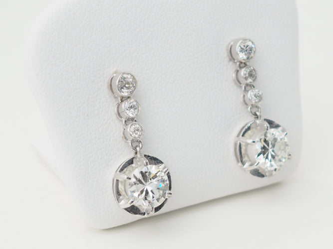Boucles d'oreilles Paire de dormeuses anciennes en or blanc 18 ct et diamants 58 Facettes 32108