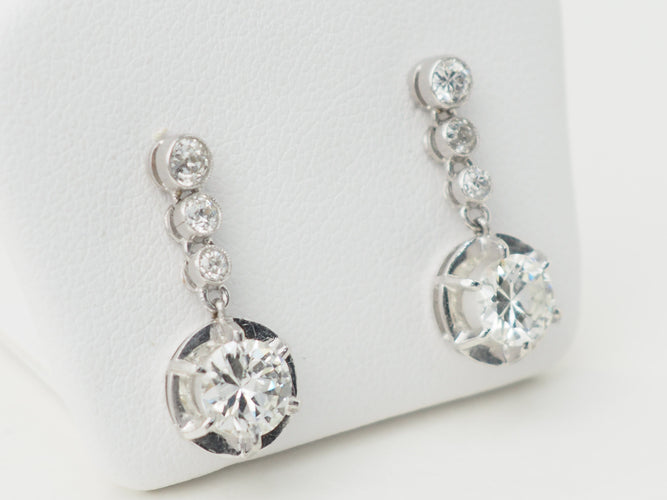 Boucles d'oreilles Paire de dormeuses anciennes en or blanc 18 ct et diamants 58 Facettes 32108