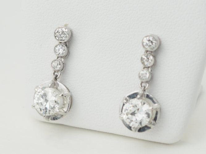 Boucles d'oreilles Paire de dormeuses anciennes en or blanc 18 ct et diamants 58 Facettes 32108