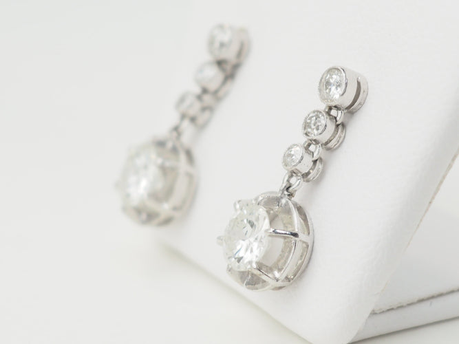 Boucles d'oreilles Paire de dormeuses anciennes en or blanc 18 ct et diamants 58 Facettes 32108