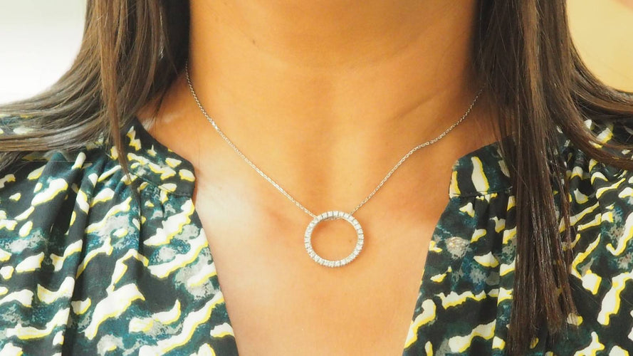 Collier Collier pendentif cercle en or blanc 18 ct et diamants 58 Facettes 32920