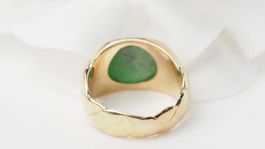 Bague 50 Bague chevalière en or jaune 18 kt avec cabochon de jade 58 Facettes 31221