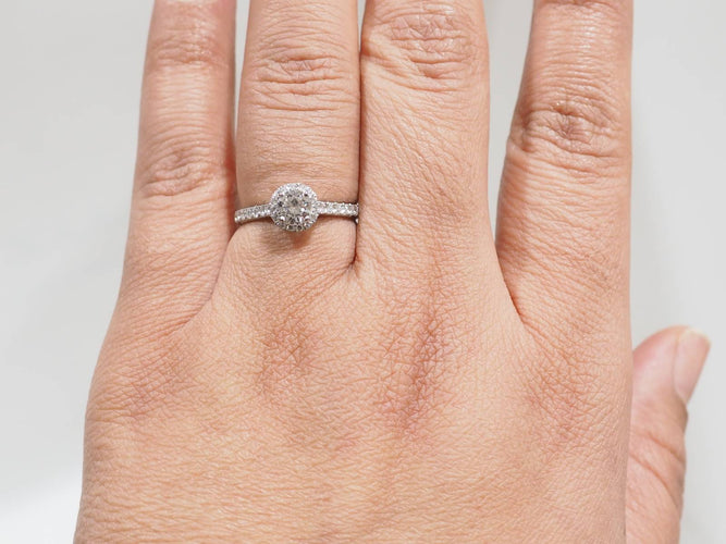 Bague 53.5 Bague solitaire en or blanc 18 kt et diamants 58 Facettes 30712/30923