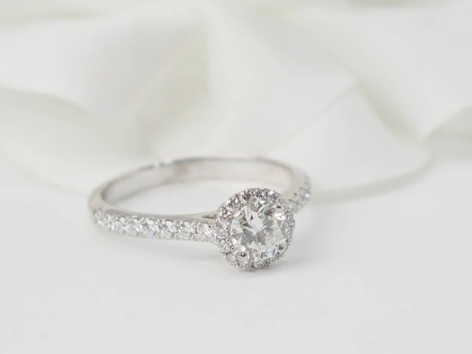 Bague 53.5 Bague solitaire en or blanc 18 kt et diamants 58 Facettes 30712/30923