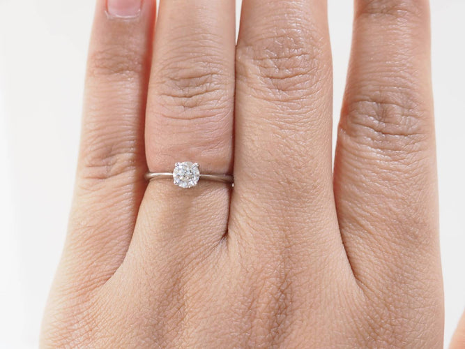 Bague 53 Bague solitaire en or blanc 18 kt avec diamant taille brillant 0,51 ct 58 Facettes 31198