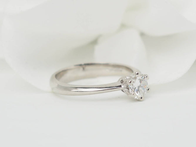 Bague 52 Bague solitaire en or blanc 18 kt et diamant 0,53 ct 58 Facettes 31903/31120