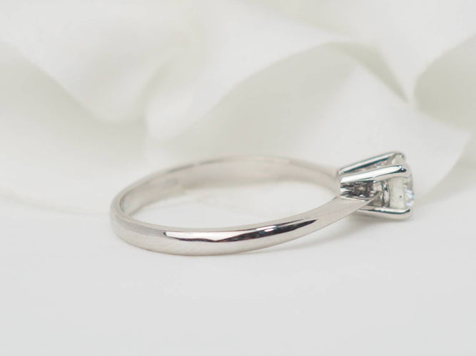 Bague 53 Bague solitaire en or blanc 18 kt avec diamant taille brillant 0,51 ct 58 Facettes 31198