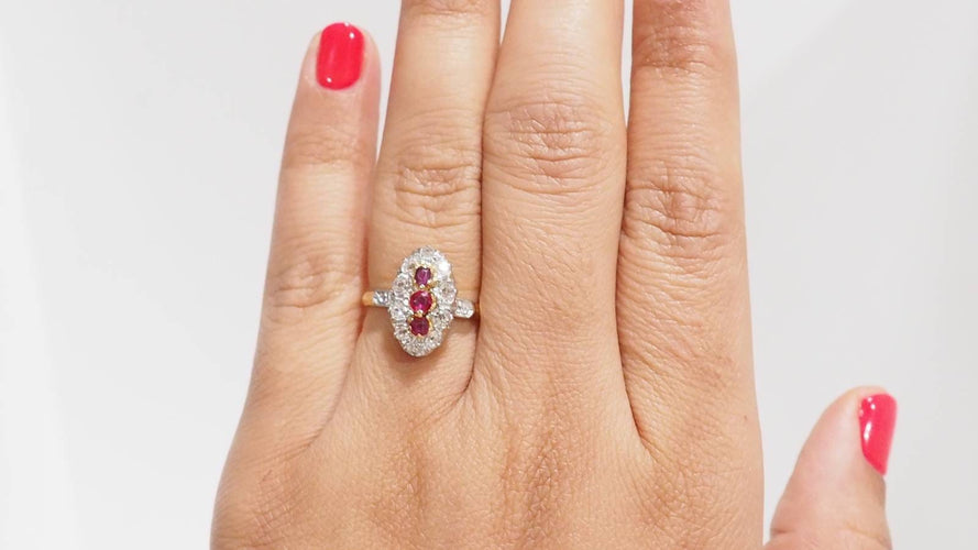 Bague 55 Bague ovale en or jaune 18 kt rubis de Verneuil et diamants 58 Facettes 32780