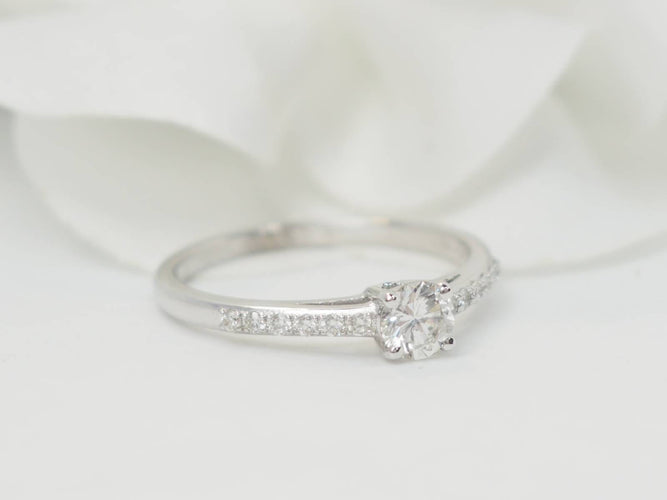 Bague 53 Bague solitaire en or blanc 18 kt et diamants 0,30 ct 58 Facettes 32448/31791