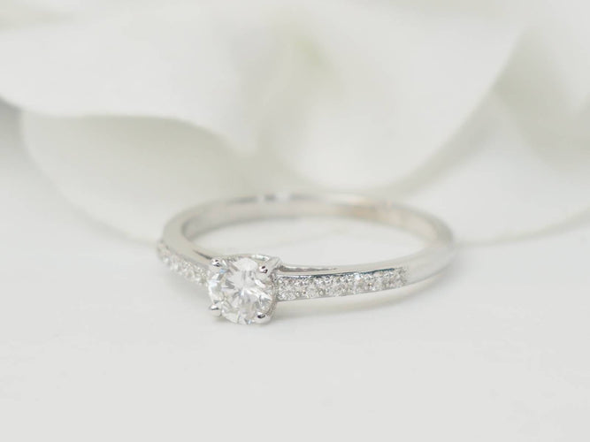 Bague 53 Bague solitaire en or blanc 18 kt et diamants 0,30 ct 58 Facettes 32448/31791