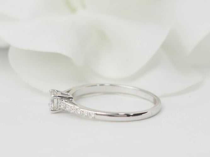 Bague 53 Bague solitaire en or blanc 18 kt et diamants 0,30 ct 58 Facettes 32448/31791