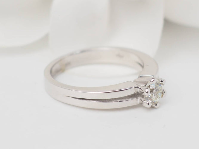 Bague 55 Bague solitaire en or blanc 18 kt avec diamant taille brillant 0,45 ct 58 Facettes 21512