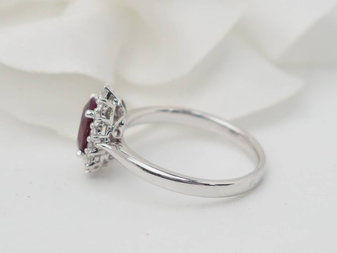 Bague 54 Bague entourage en or blanc 18 ct, rubis 0,95 ct et diamants 58 Facettes 33179